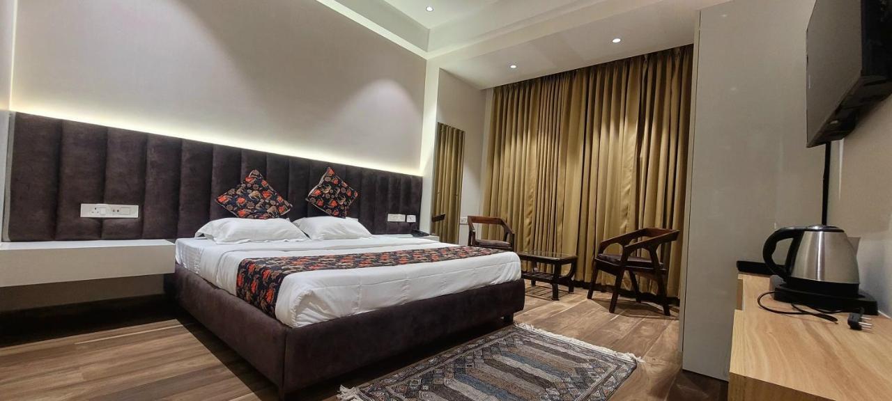 Hotel Alpine Plaza Shahpur  Ngoại thất bức ảnh