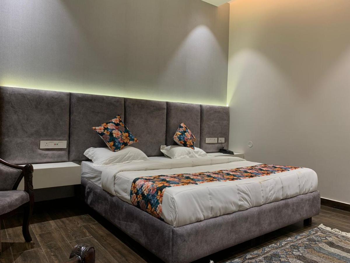 Hotel Alpine Plaza Shahpur  Ngoại thất bức ảnh